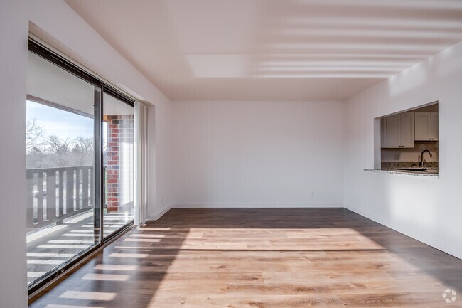 1BR, 1BA - 844SF - Living Room