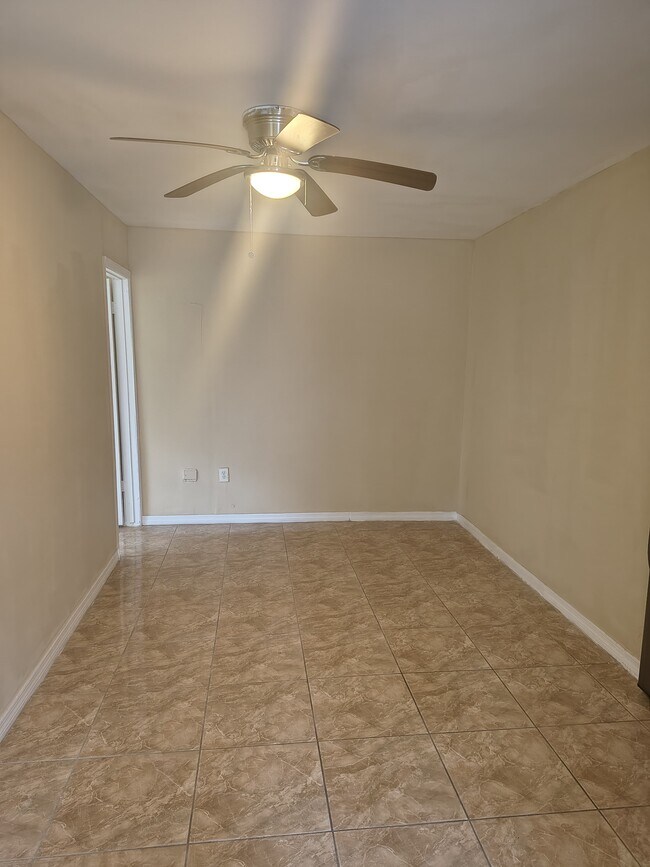 1370 NE 153rd St, North Miami Beach, FL 33162 - photo 4