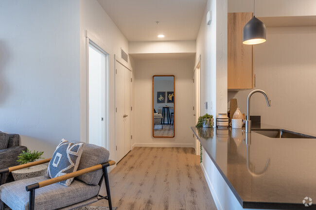 1BR, 1BA - 745SF