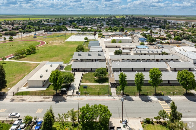 Earlimart Middle School provides a great education for local students to succeed.