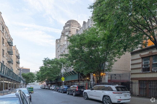 Bronx Envision Academy in The Bronx has a large student body.