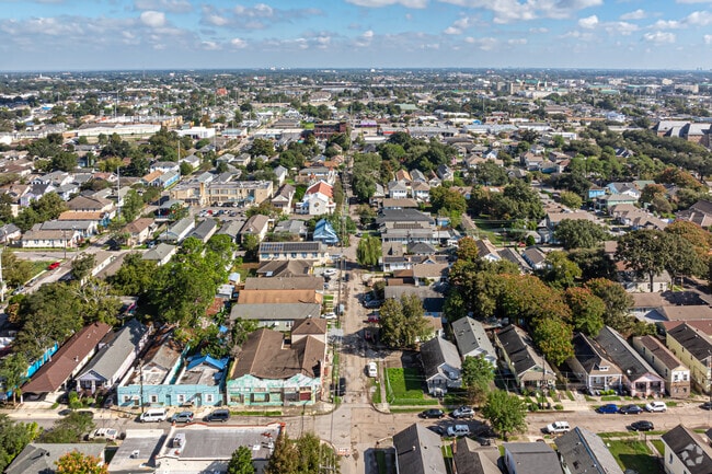 Hollygrove is designed on a symmetric grid pattern.