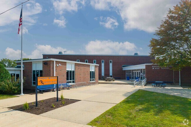 Mahomet-Seymour Jr High serves the students in the Mahomet area.