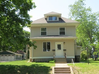 1709 Washington St, Cedar Falls, IA 50613