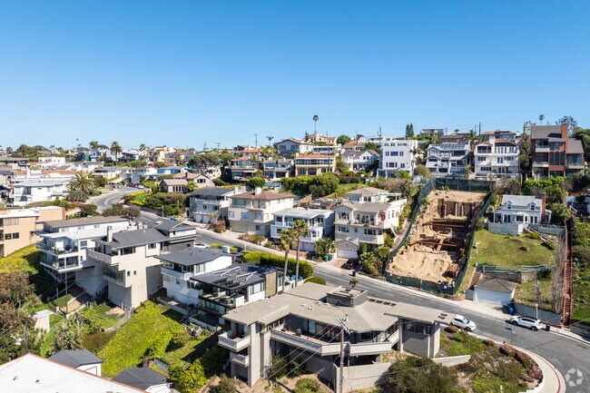 Choose from a variety of homes and condos in the hills of Playa Del Rey, CA.