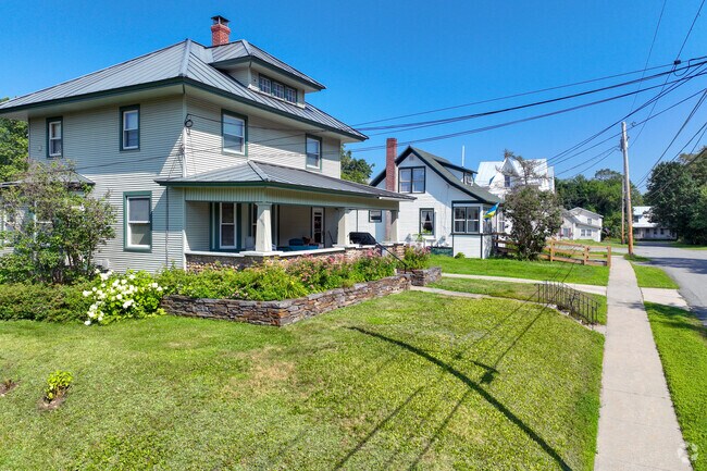 Royalton’s neighborhoods feature a mix of well-kept homes with front porches and spacious lawns.