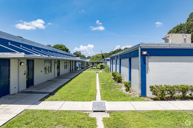 Gibsonton Elementary does not have mandatory uniforms.