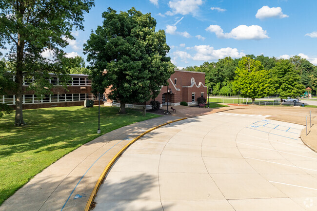 The student population of Highland Elementary School is 894 and the school serves K-5.