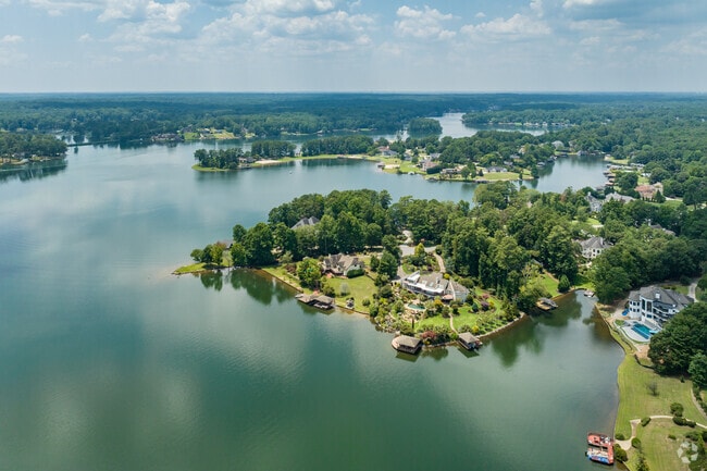 Lake Spivey has many peninsulas in the Lake Spivey neighborhood of Atlanta.