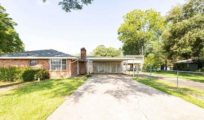 302 Robbie St, Denham Springs, LA 70726 - photo 2
