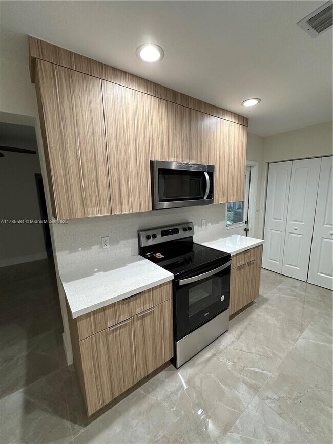 611 N 69th Way, Hollywood, FL 33024 - photo 4