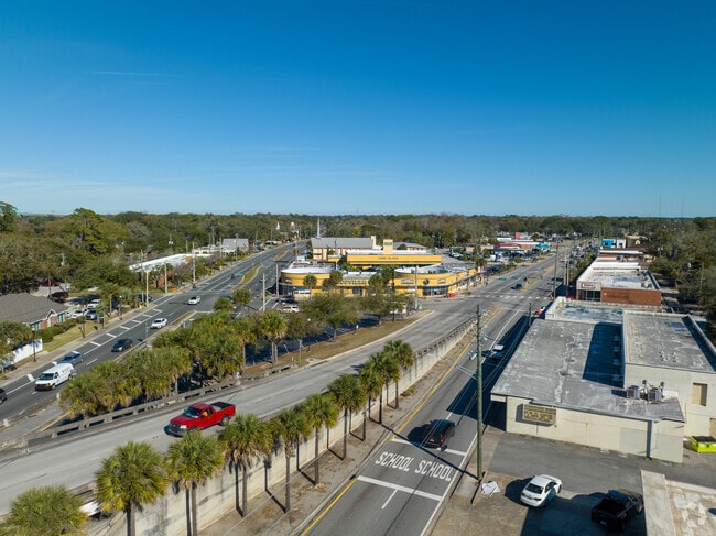 Atlantic and Beach Boulevard anre the main roads rinning through Saint Nicholas.