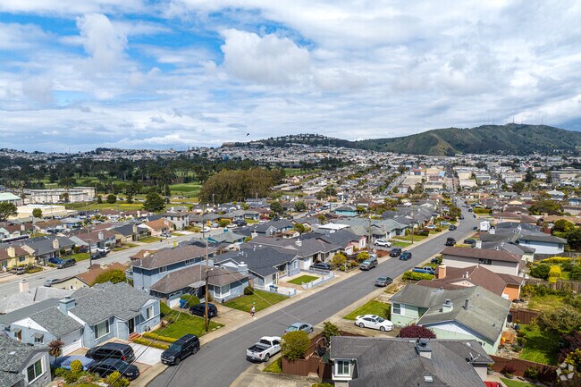 Broadmoor sits at the center of Daly City.