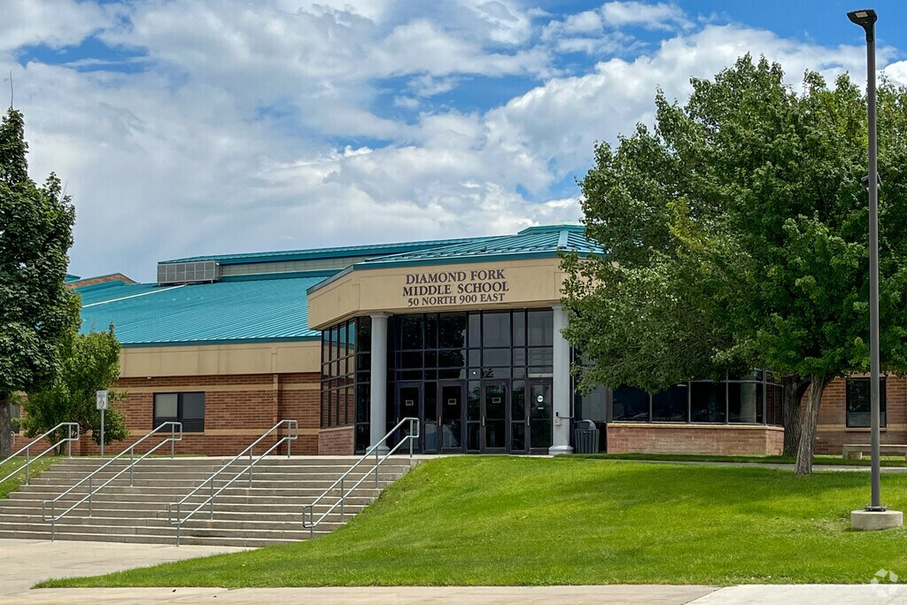 Diamond Fork Junior High School is located in the Spanish Fork neighborhood.