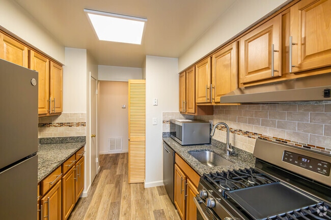 1BR, 1BA - 895SF - Kitchen