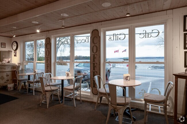 Hero's Welcome serves a small cafe.