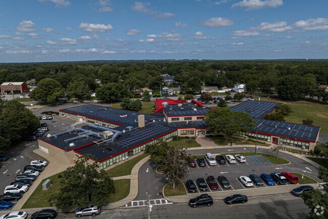 Connetquot Elementary School serves students K-5th grade.