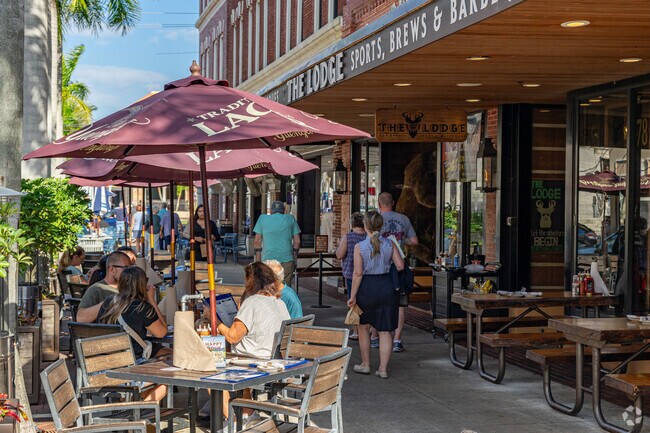 Billy Creek residents can take a quick drive to Downtown Fort Myers for lots of dining options.