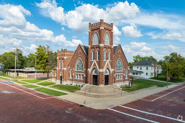 Auburn’s First United Presbyterian Church showcases early 1900s brick architecture.