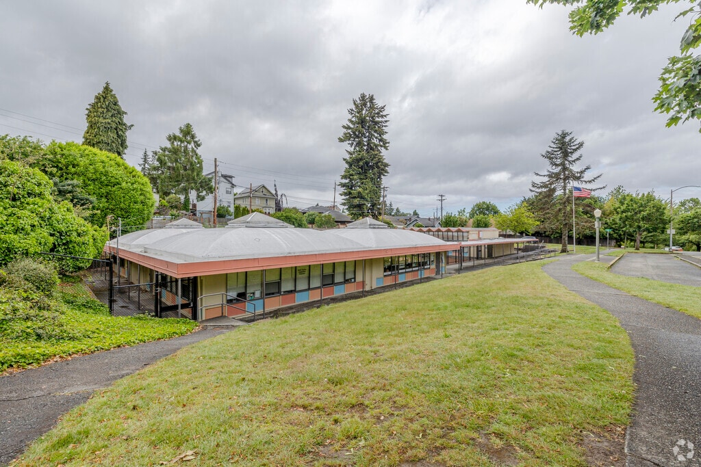 Washington-Hoyt Elementary School offers a beautiful campus  on the West End of Tacoma.