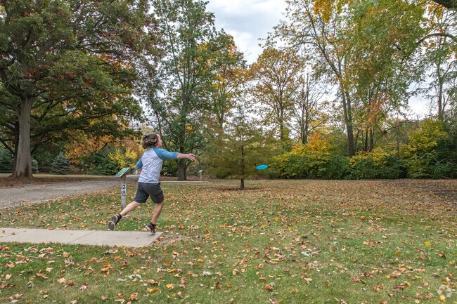 Enjoy the 9-hole frisbee golf course at Forrest Park.