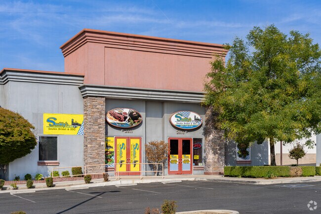 Highland Knolls residents have access to a number of restaurants including Smitty's Smokin Brisket & BBQ.