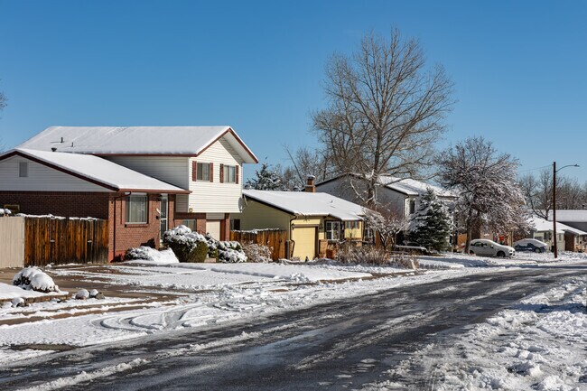 Hillcrest’s ranch and split‑level homes sit along friendly cul‑de‑sacs.