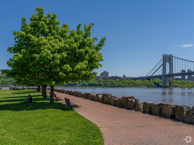 Palisades Park has easy access to great waterfront locations to enjoy.