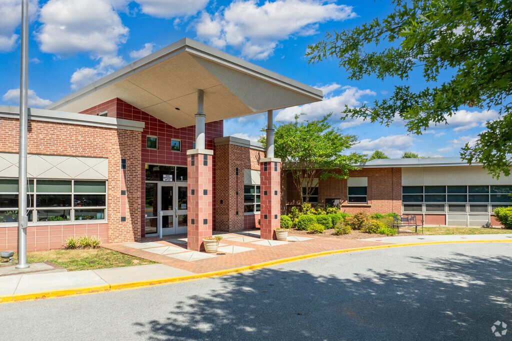 The main entrance of Cave Spring Elementary School.