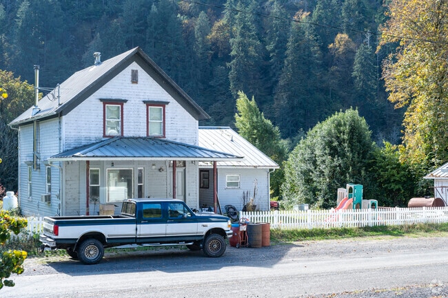 There are plenty of beautiful homes throughout the Scottsburg neighborhood.