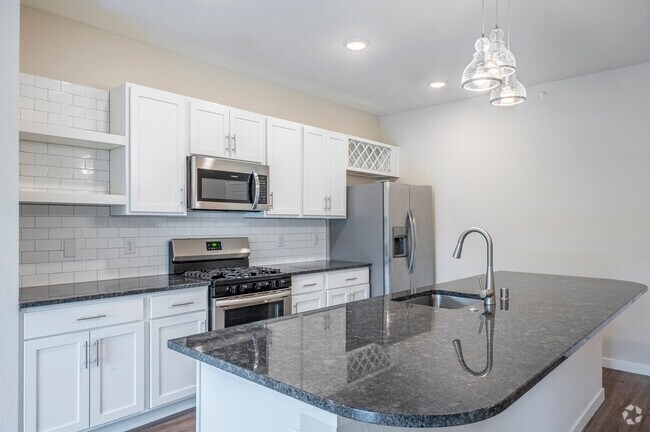 2BR, 2BA - 895SF - Kitchen