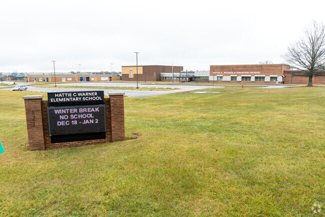The student population of Hattie C. Warner Elementary School is 497 and the school serves 1-5.