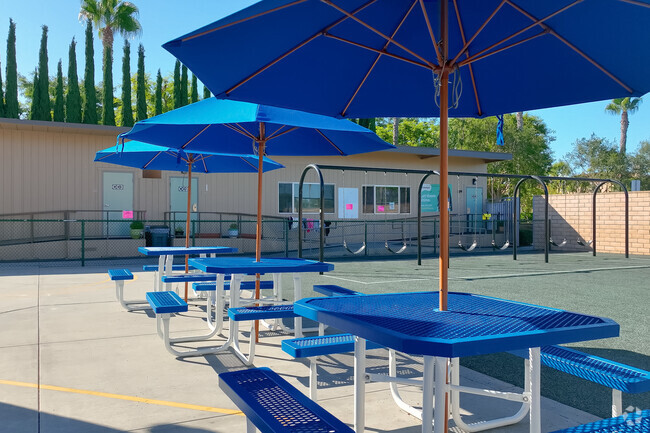Woodbury and Stonegate students who attend Woodbury Elementary School can enjoy lunches outside.