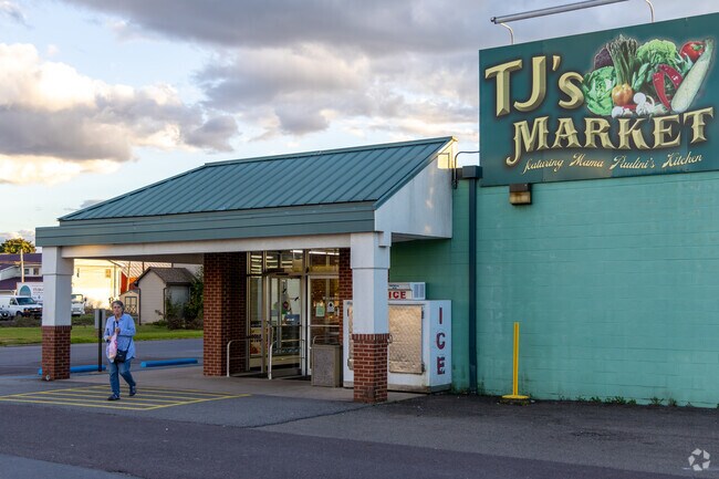 TJ's market is the closest grocery store from Franklin.