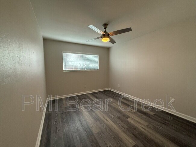 1824 Thonig Rd unit 4, Houston, TX 77055 - photo 7