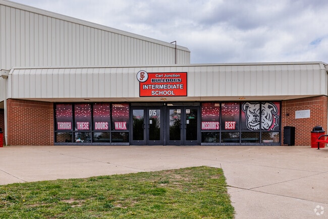 Carl Junction Intermediate School has an average enrollment of around 700 students.