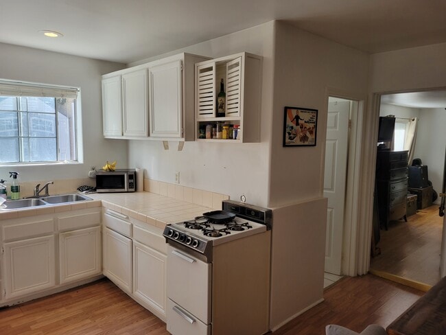 5725 Burnet Ave unit GH, Van Nuys, CA 91411 - photo 3