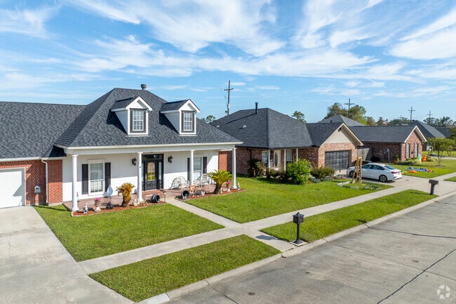 Cape Cod and American Traditional style homes line certain Mulberry streets.