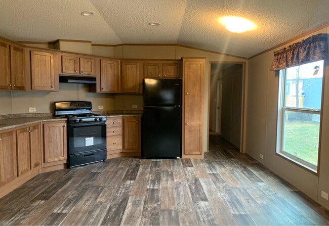 311 NE Burgess St, Topeka, KS 66608 - photo 6