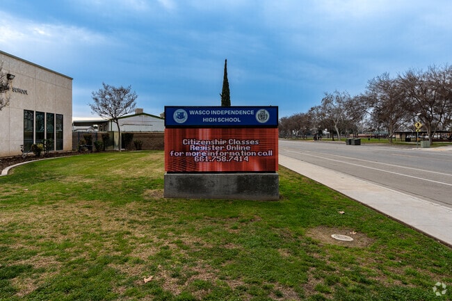 The sing in front of Wasco Independence High School keeps students and parents informed.