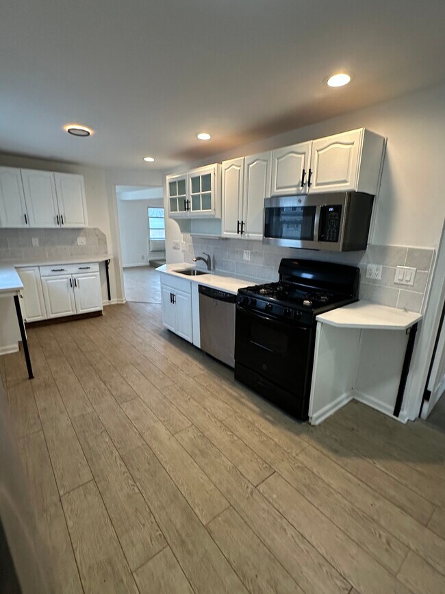 94 Carlton Ave unit 2BR plus BONUSROOM, East Rutherford, NJ 07073 - photo 2