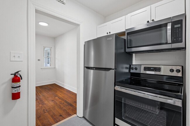 209 N Spring St unit 209 N Spring St-Unit, Winston Salem, NC 27101 - photo 2