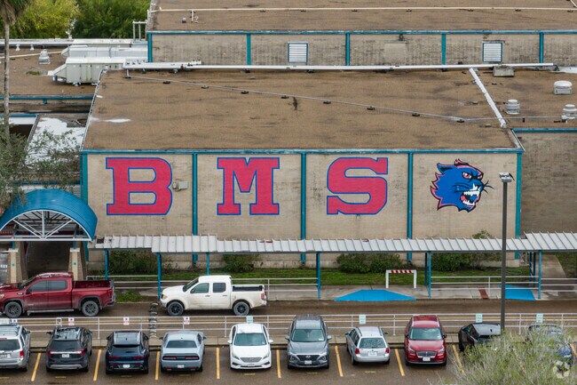 Francisco Barrientes Middle School hosts grades 6th to 8th in the Murillo area.