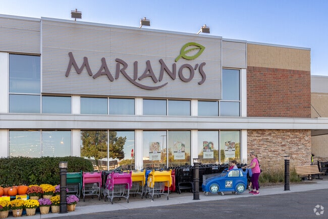 Grocery stops on Milwaukee Avenue in Gregg's Landing include Mariano’s.