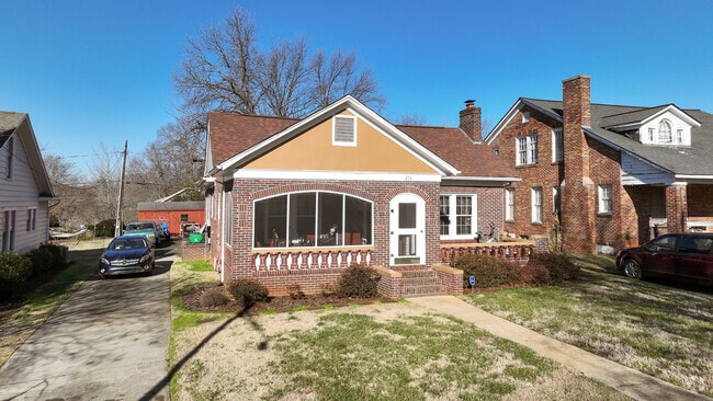 Wesley Heights' housing market accommodates varied preferences.