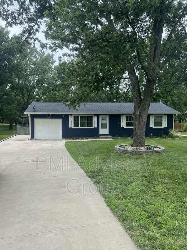 1220 N School St, Auburn, KS 66402