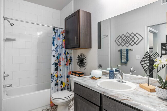 2BR, 2BA - 1,108SF - Secondary Bathroom