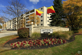 10100 W Ridgewood Dr, Parma Heights, OH 44130