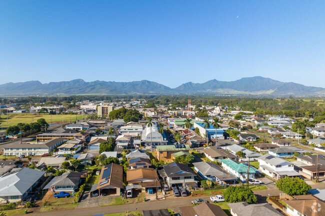 Wahiawa residents have beautiful mountain views and access to a variety of island amenities.