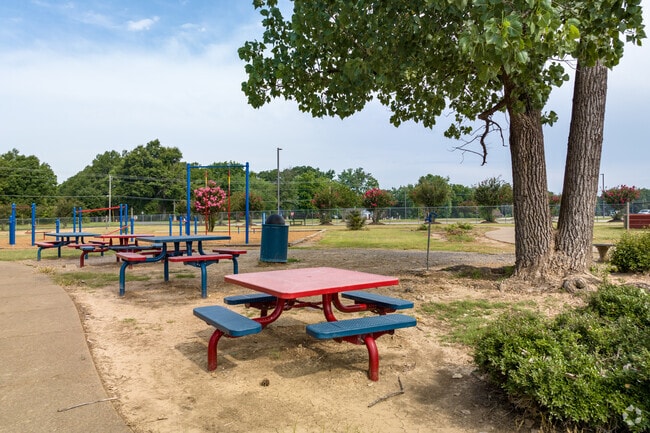 Pleasant Hill Elementary School has an outdoor lunch area.